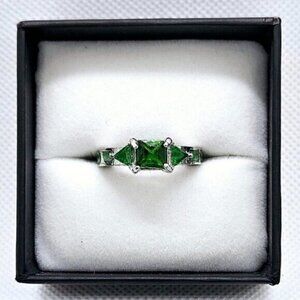 Silver Tone Simulated Emerald Gemstone Fashion Ring Size 5.5
